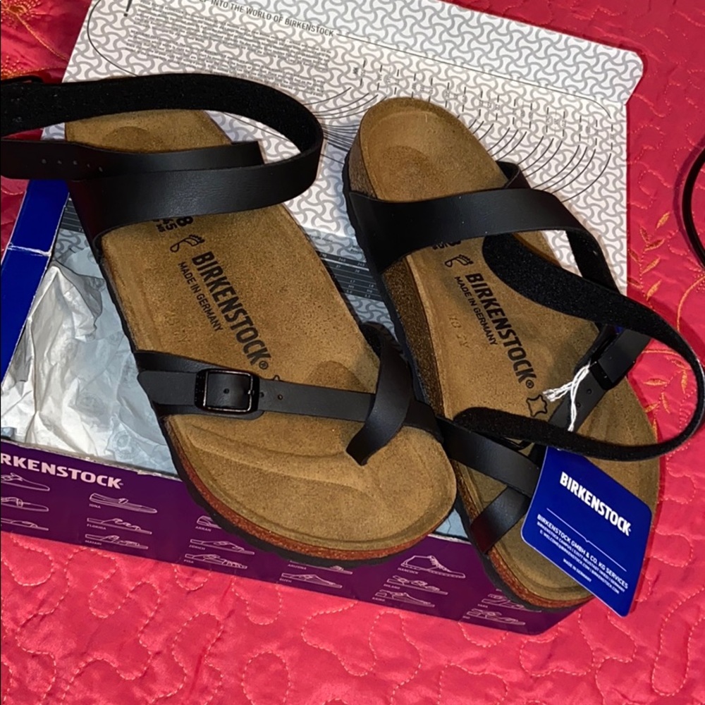 Black Yara Birkenstock’s